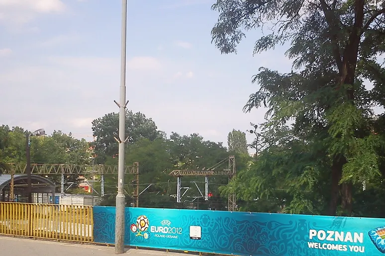 裁判在视频回放屏前核对判罚的画面(公开解释与事后复盘的边界)